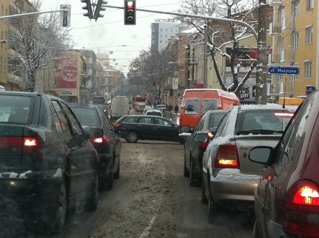 Zima w Lublinie. Tworzą się gigantyczne korki (ZDJĘCIA)