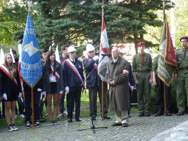 Uroczystości w rocznicę utworzenia struktur konspiracyjnych w Gdańsku przed Pomnikiem Państwa Podziemnego (27 09 2013 r.)