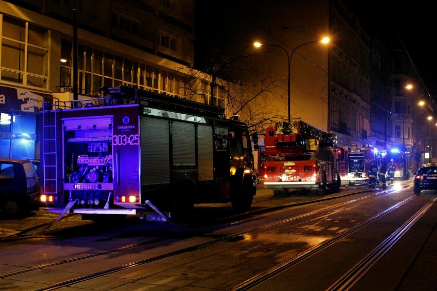 Nocny pożar w wieżowcu przy Narutowicza w Łodzi