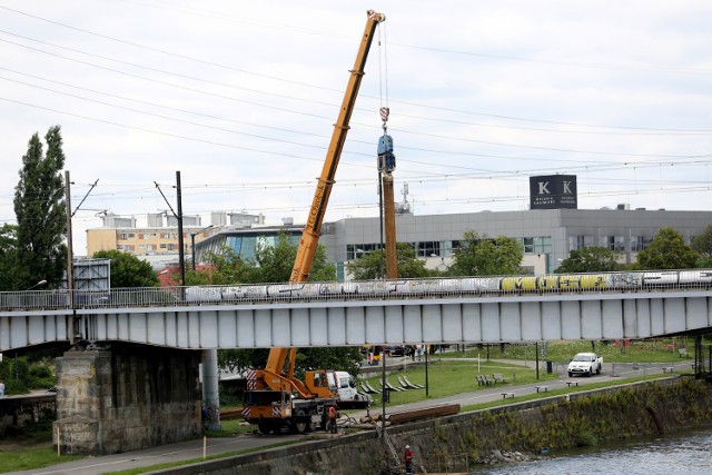 Kolejarze z PKP PLK rozpoczęli budowę dwóch nowych mostów na Wiśle. Powstaną między mostem Powstańców Śląskich a mostem Kotlarskim. Cały czas przebudowują również m.in. wiadukt kolejowy w rejonie Hali Targowej.