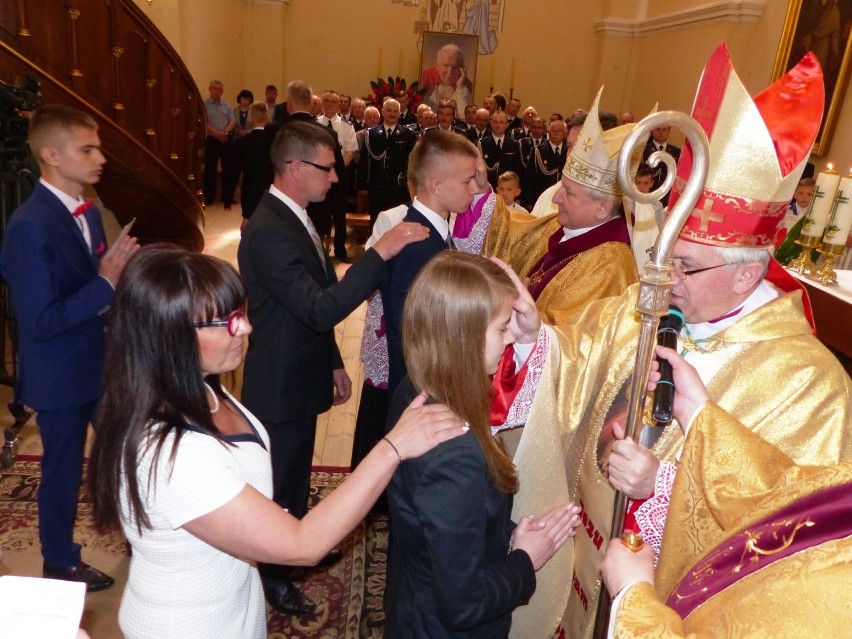 Nuncjusz apostolski udzielił bierzmowania w stoleckiej...