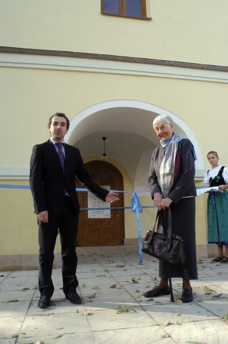 Mateusz Dyngosz i Anna Bugnon-Rosset przed odnowioną częścią dworu Kossaków