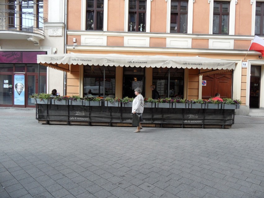 Ogródek letni przed restauracja Brick przy ul. Krakowskiej...