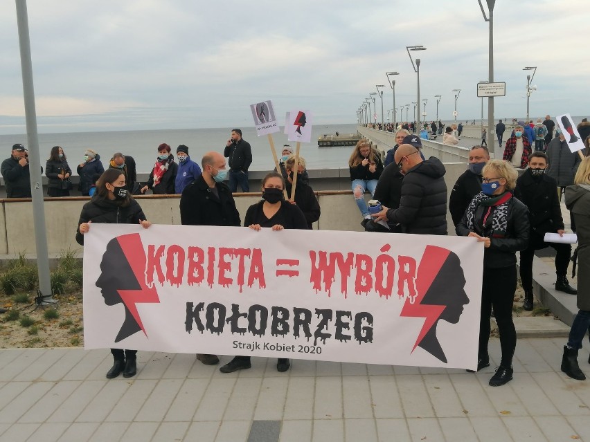 Strajk przy molo w Kołobrzegu. Protestujący poszli pod biuro Czesława Hoca ZDJĘCIA