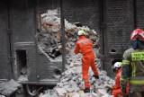 Budowlana katastrofa w starej cukrowni w Głogowie. Strażacy przeszukują gruzy. Zdjęcia