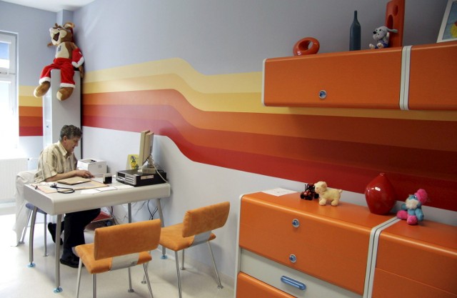 Dr Krzysztof Kątski leczy dzieci w kolorowym gabinecie