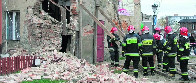 Przez całe popołudnie strażacy zabezpieczali budynek przy ul. Klasztornej w Wejherowie