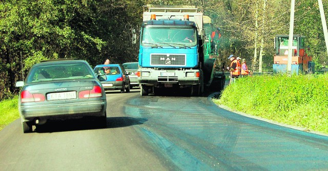 Przez ostatnie miesiące kierowcy korzystający z remontowanego odcinka niejeden raz musieli stać w korku, bo kładziono asfalt