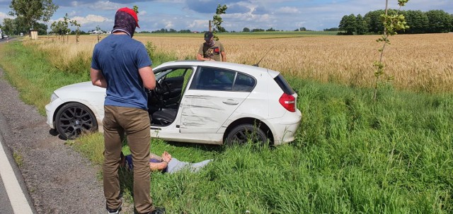 Zatrzymanie przestępców w powiecie lipnowskim. 22-latek i 26-latek mieli przy sobie kokainę wartą prawie 9 tys. zł i broń.