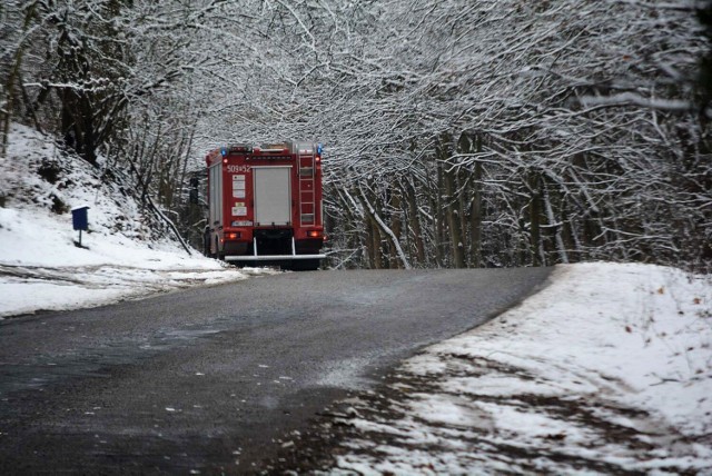 Strażacy cały dzień szukali człowieka, który miał zaginąć na Jeziorze Gorzyckim (6.12.2021).