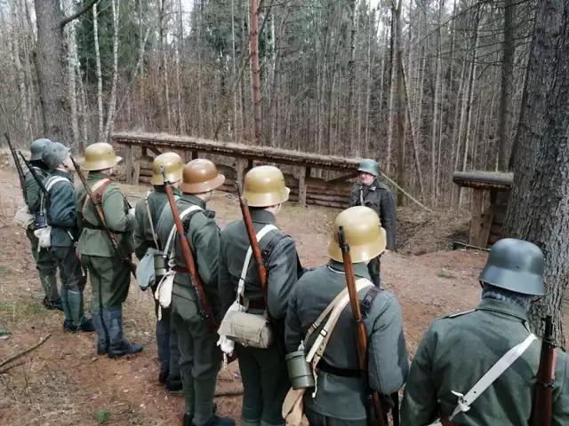 Ćwiczenia grup rekonstrukcji historycznej w Bydlinie