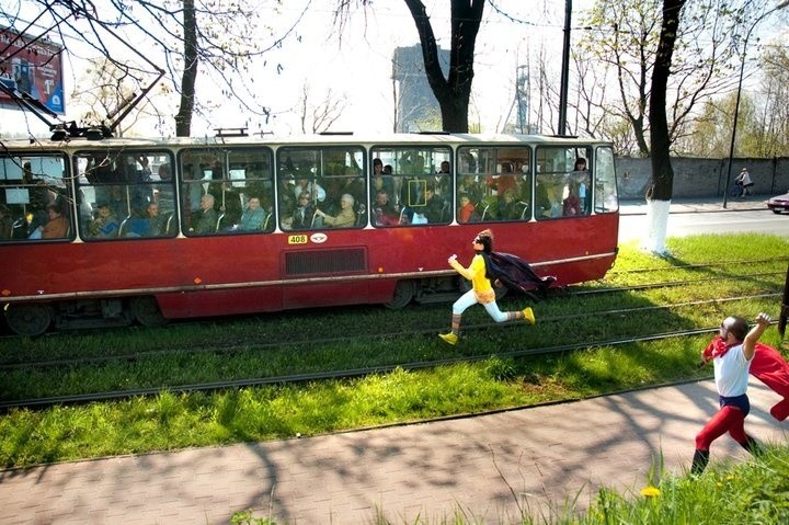 Super bohater Nos ratuje tramwaj pełen ludzi