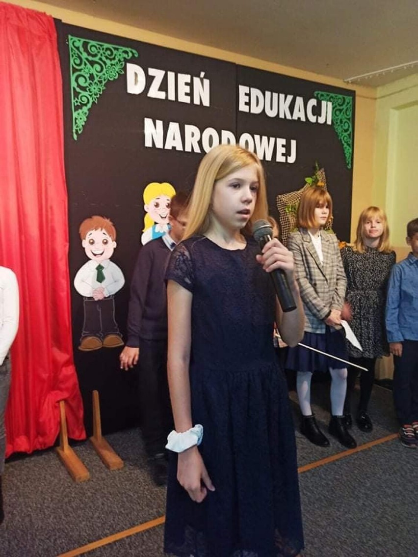 Dzieci z oleśnickiej podstawówki uczciły Dzień Edukacji Narodowej (ZDJĘCIA)