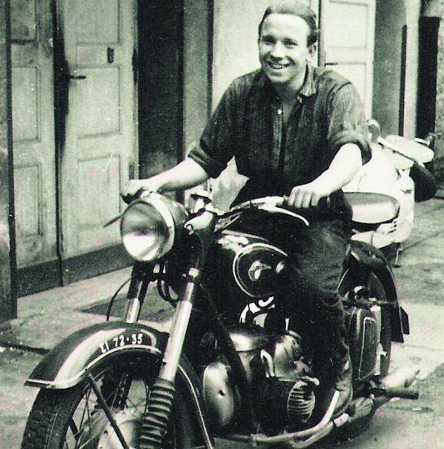 Edmund Czeszak od młodych lat jest entuzjastą motoryzacji. To zdjęcie zostało wykonane już po Czerwcu 1956