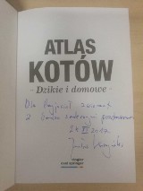 Słynny Atlas Kotów Jarosława Kaczyńskiego trafił na aukcję charytatywną