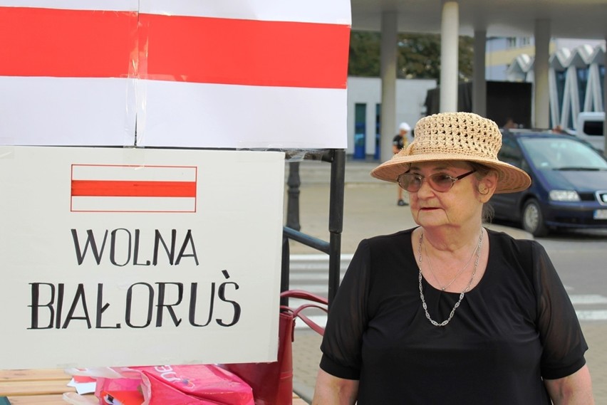 Puławy solidarne z narodem Białorusi. Zobacz zdjęcia z wiecu w Puławach