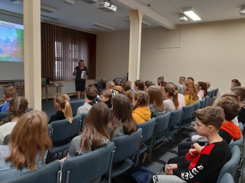 Uczniowie z Czempinia gościli w siedzibie IPN w Poznaniu