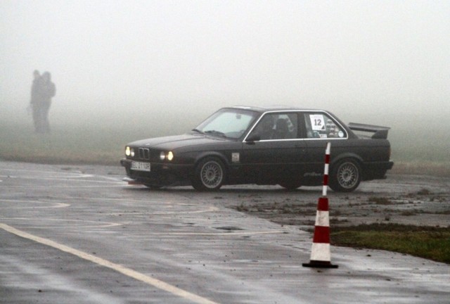 Wyścigi samochodowe na piotrkowskim lotnisku odbyły się m.in. w Mikołajki