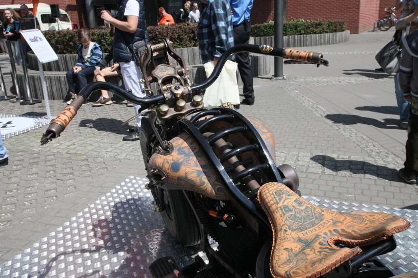Motocykle typu cutom przed Galerią Łódzką, 16 maja 2015