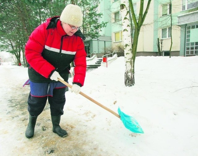 Pani Beata walczy ze śniegiem przy Idzikowskiego, Skrzydlatej i Tańskiego