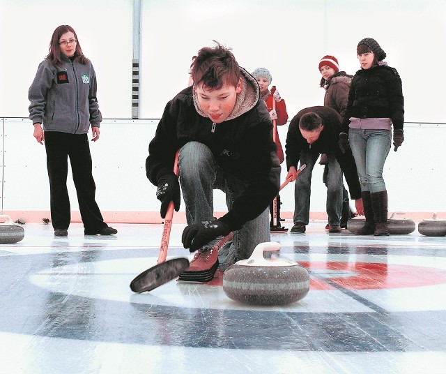 W tym sezonie dla amatorów curlingu zostanie wydzielony specjalny tor na lodowisku powiatowym