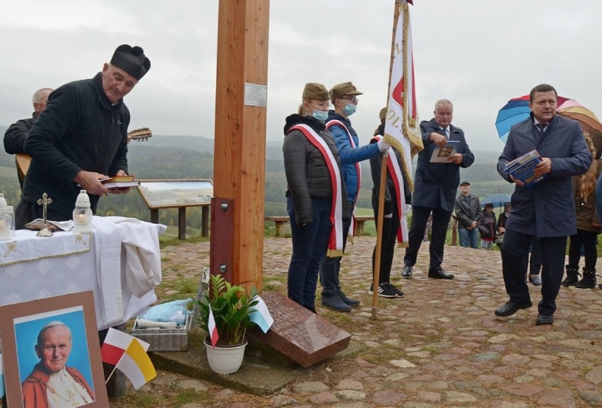 W Gulbieniszkach na Cisowej Górze odsłonięto odnowiony krzyż upamiętniający wizytę JP II [Zdjęcia]