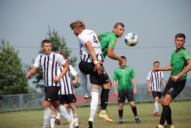 Zamczysko Mrukowa (zielono - czarne stroje) pokonało Markiewicza Krosno 1-0
