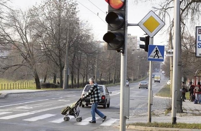 Dzięki światłom na przejściu, uczniowie są bezpieczniejsi.