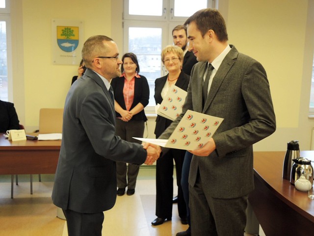 Zaprzysiężenie Tomasza Szczerby (z lewej) na radnego rady powiatu stargardzkiego trwającej kadencji.