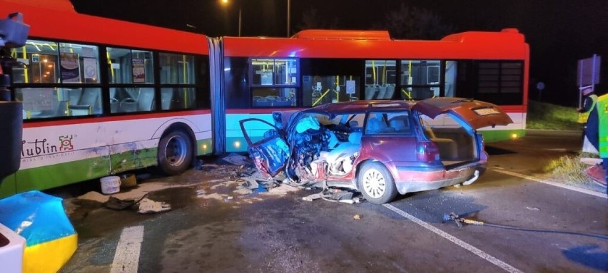 Wypadek na al. Witosa w Lublinie. Samochód osobowy zderzył się z autobusem miejskim
