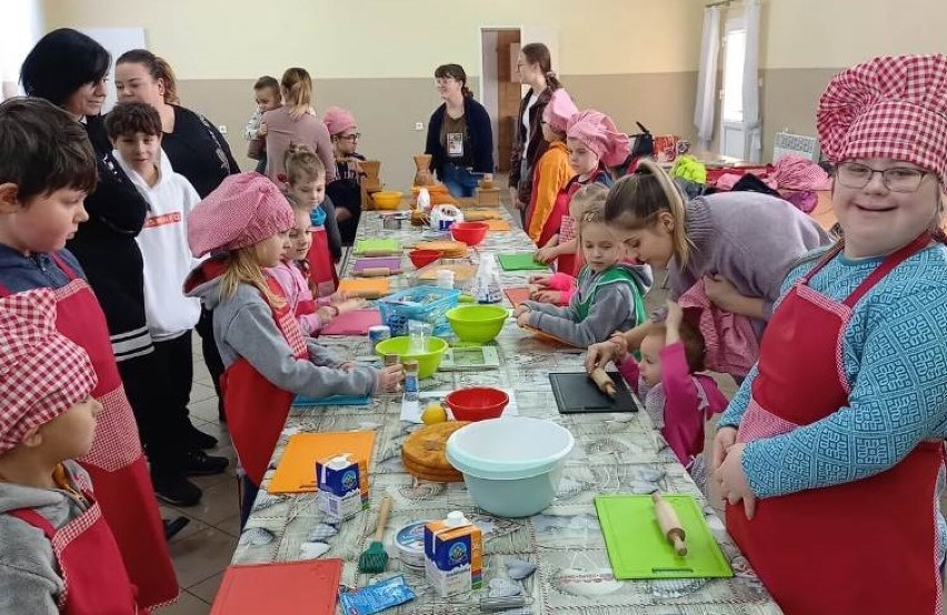 Kreatywne ferie w Szamocinie. Dzieci robiły burgery, figurki z czekolady, torciki i mydełka.