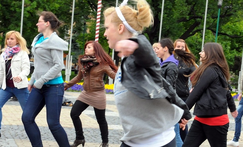 Taneczny Flash Mob studentów na placu Litewskim (WIDEO)