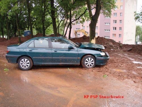 Wypadek w Starachowicach. Auto uderzyło w drzewo