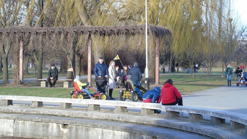 Tłumy rzeszowiaków korzystały z pięknej pogody na Bulwarach w Rzeszowie