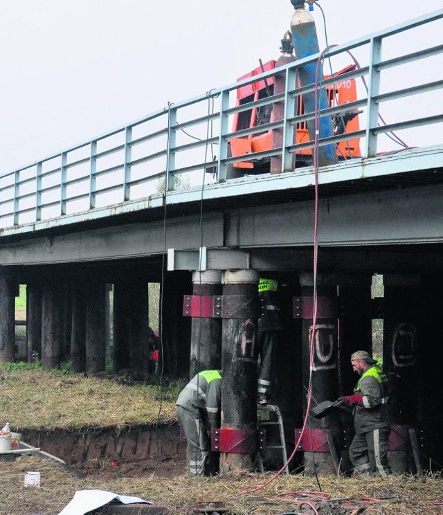 Pracownicy robią wszystko, aby most otworzyć w grudniu
