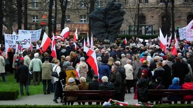 Ulicami Poznania przeszedł Marsz Smoleński [ZDJĘCIA]