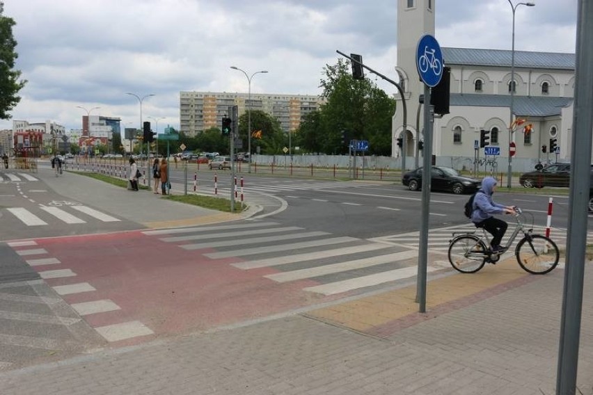 Rowerzyści jeżdżą na tym odcinku po chodniku.