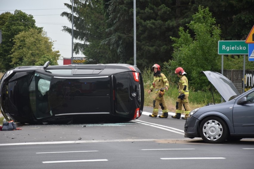 Wypadek w Wągrowcu! Jedno auto przewróciło się na bok. Jakie są ustalenia policji odnośnie zderzenie pojazdów? 
