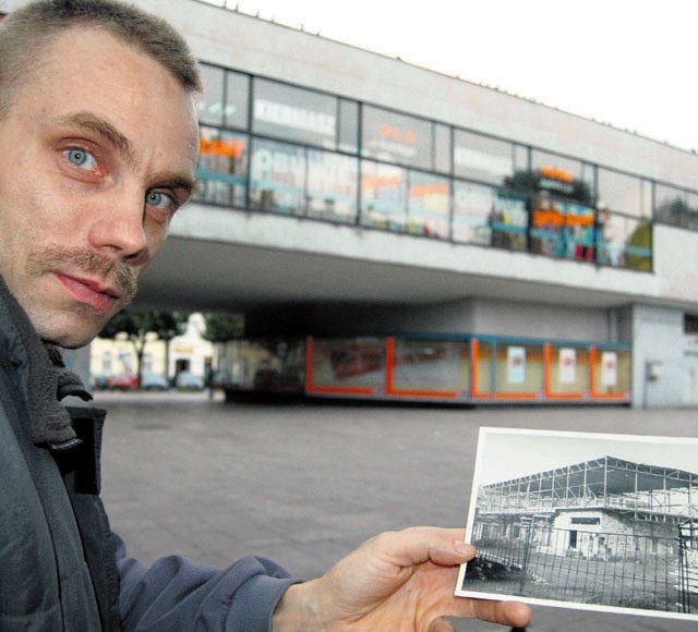 Mirosław Ganobis pokazuje fotografię, która udowadnia, że bunkier nie jest duży, w przeciwieństwie do Tęczy