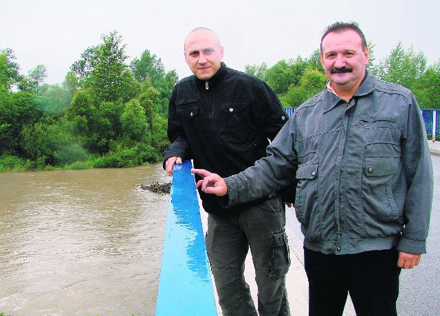 Jerzy Wójcicki (z prawej) i Piotr Żmudka z OSP Bielany już od kilku dni kontrolują Sołę