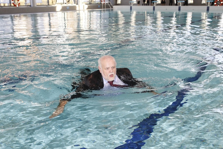 Jako pierwszy z nowego basenu skorzystał burmistrz Oławy...
