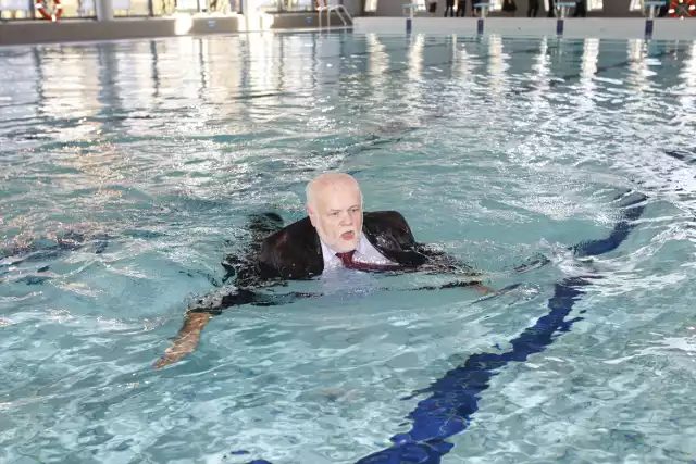 Jako pierwszy z nowego basenu skorzystał burmistrz Oławy Franciszek Październik