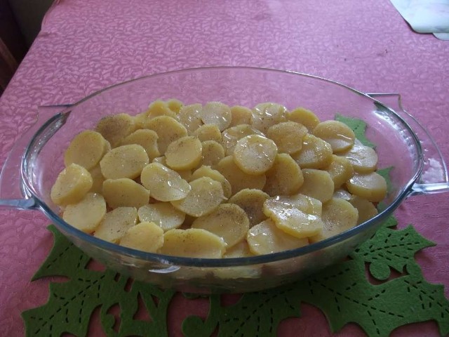 Zapiekanka z ziemniaków, szynki i cebuli