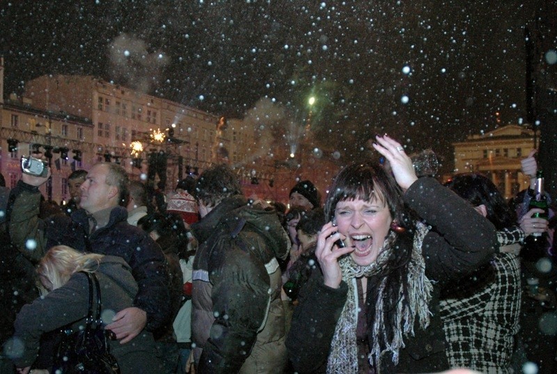 Tak w Sylwestra poznaniacy bawili się na Placu Wolności w...