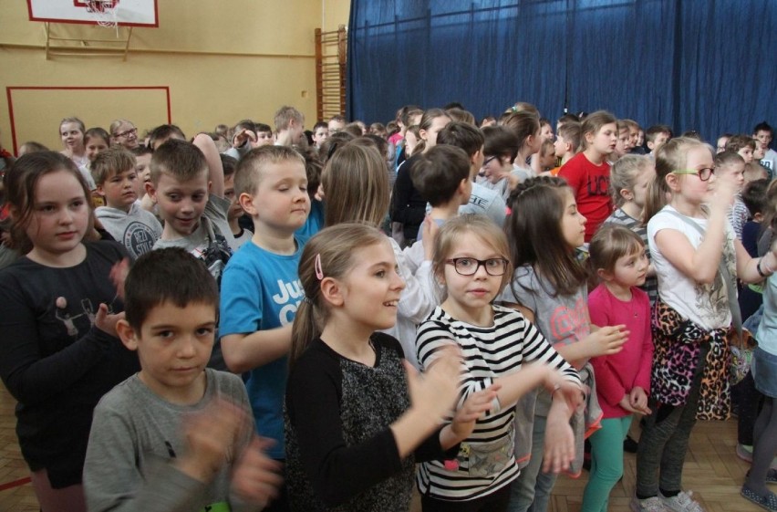 Tłumy na niecodziennej lekcji języka angielskiego w Kielcach. Byli bliscy pobicia rekordu!