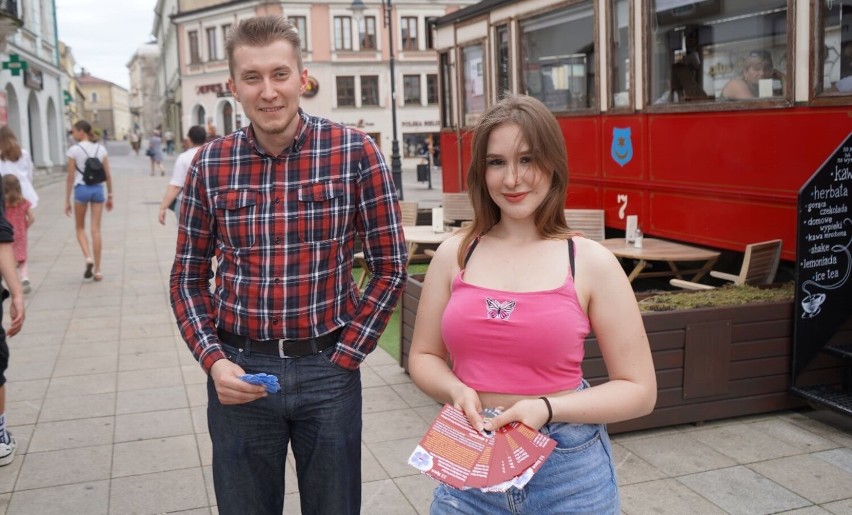 Młodzi ludzie rozdają przechodniom na ulicach Tarnowa...
