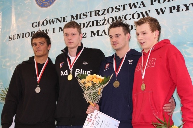 Konrad Czerniak (drugi od lewej) na podium MP seniorów w Ostrowcu Świętokrzyskim