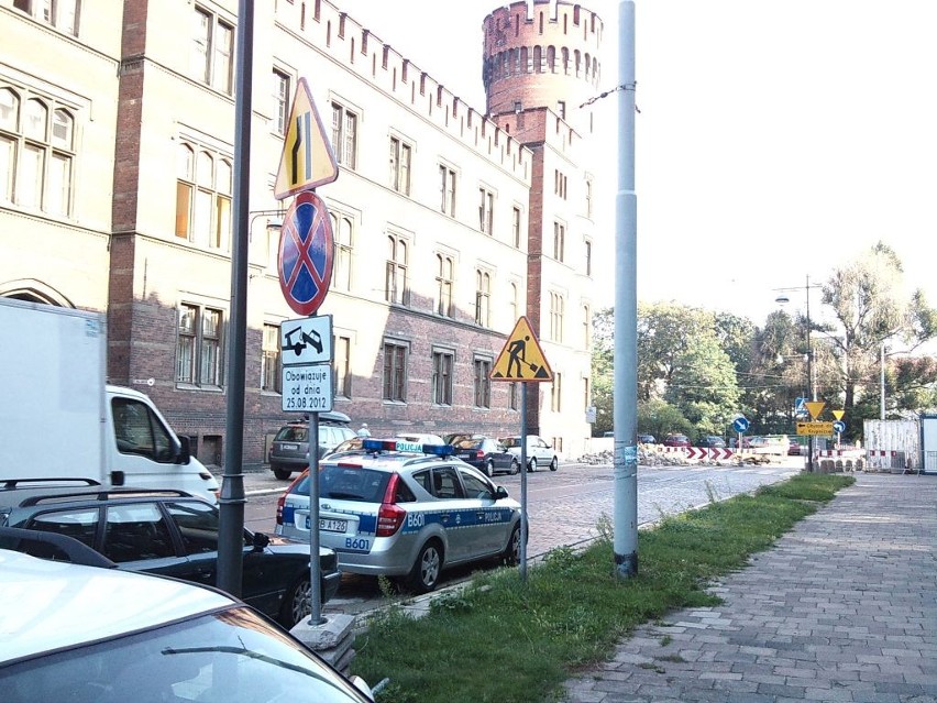 Wrocław: Policja parkuje na zakazie. Kierowcy biorą zły przykład (ZDJĘCIA)