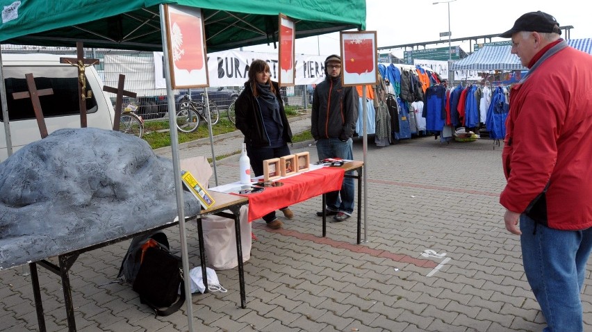 Sztuka na giełdzie w Elizówce: Warzywa, meble i artyści (FOTO)