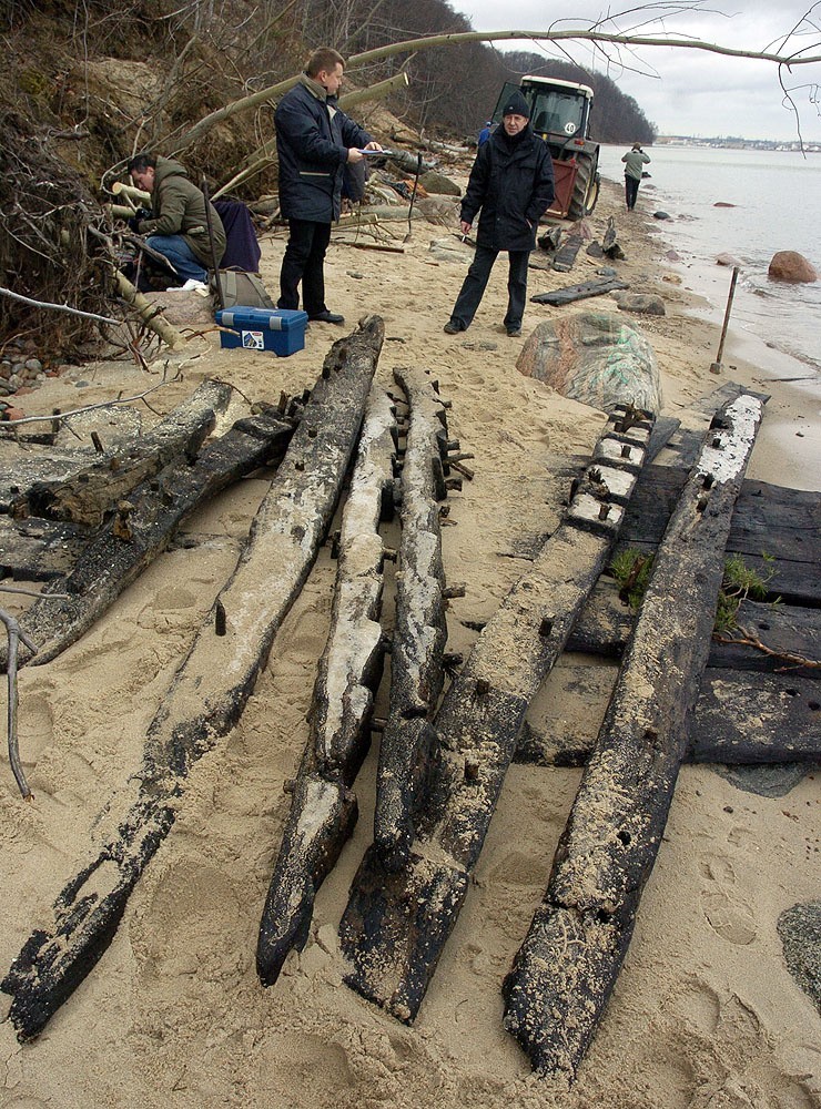 Gdynia: Morze wyrzuciło na brzeg fragmenty wraku żaglowca (ZDJĘCIA)